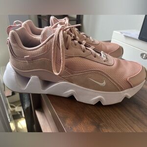 Like New Women’s Nike Sneakers!